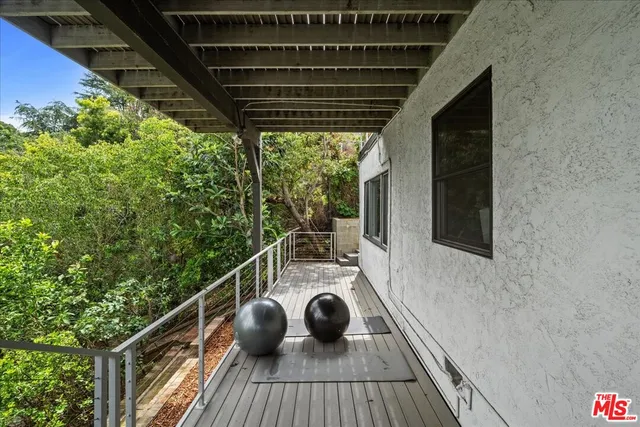 $1,725,000 | 3074 Lake Hollywood Drive, Los Angeles, CA 90068