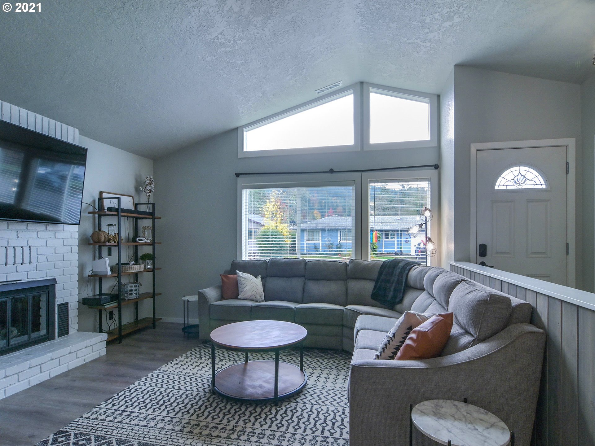 7120 B Street Springfield, OR 97478 - Photo 6 of 32 a living room with furniture and a couch
