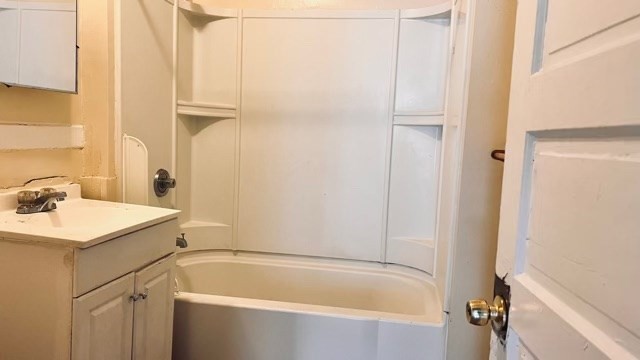 258-260 Orange Street Springfield, MA 01108 - Photo 8 of 16 a bathroom with a sink and a bathtub