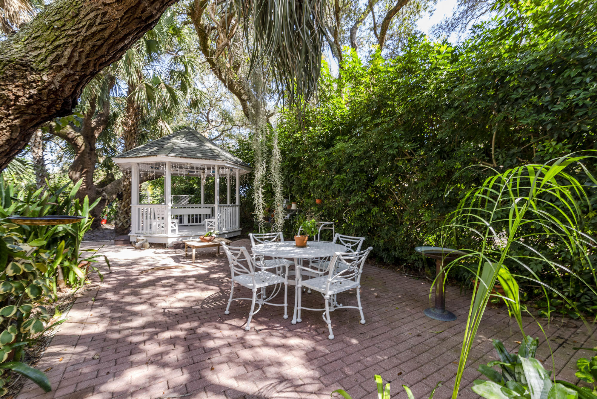 2267 Windsor Road Palm Beach Gardens, FL 33410 - Photo 14 of 45 a patio with table and chairs and potted plants
