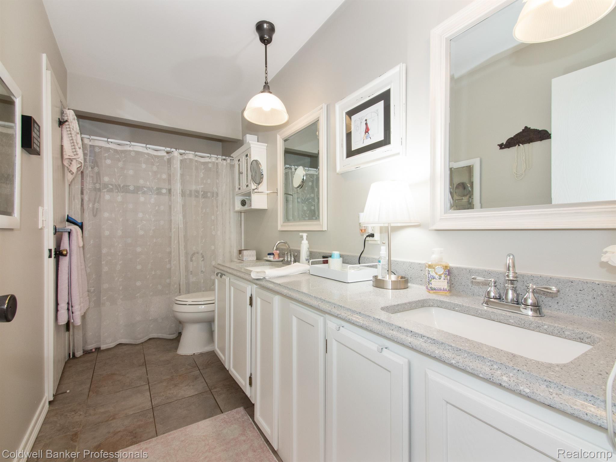 995 Briston Drive Rochester, MI 48307 - Photo 22 of 33 Updated Main Full Bath!