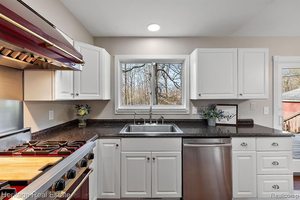 575 Coats Road Lake Orion, MI 48362 - Photo 11 of 54