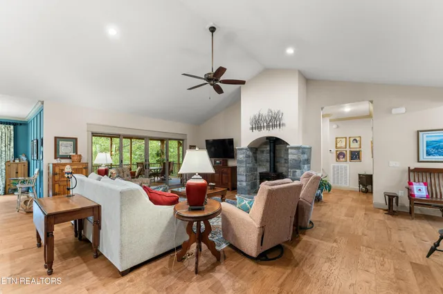 $989,000 | 143 Chestnut Ridge Lane, Crossville, TN 38558