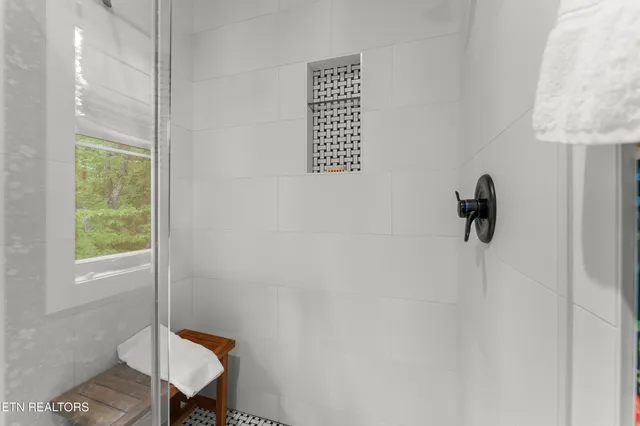 $989,000 | 143 Chestnut Ridge Lane, Crossville, TN 38558