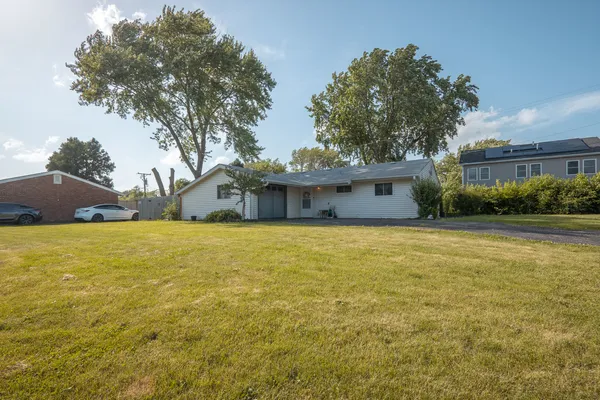 $300,000 | 100 Fairwood Drive, Bolingbrook, IL 60440