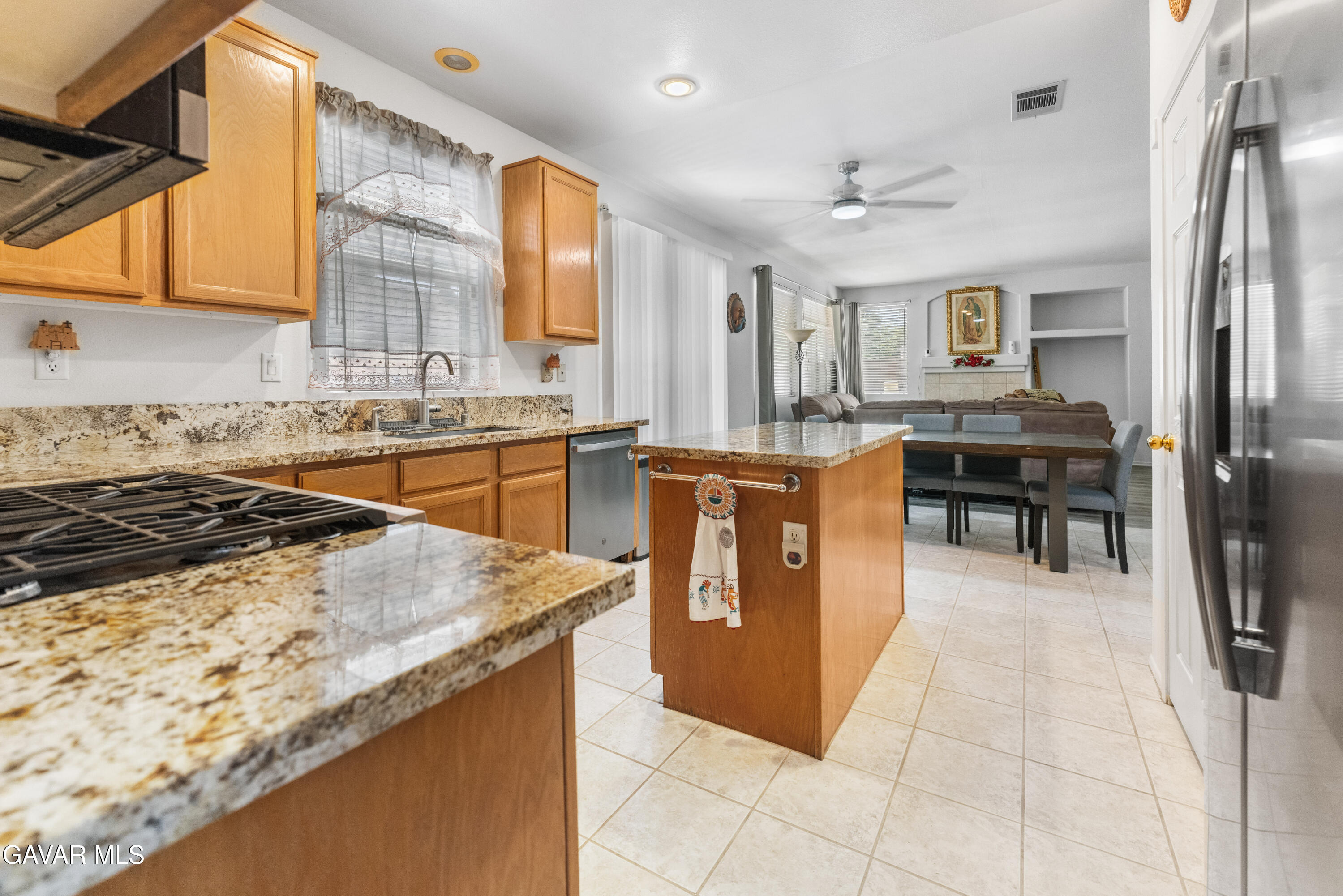 4040 Cobble Court Palmdale, CA 93551 - Photo 4 of 41 DSC07336