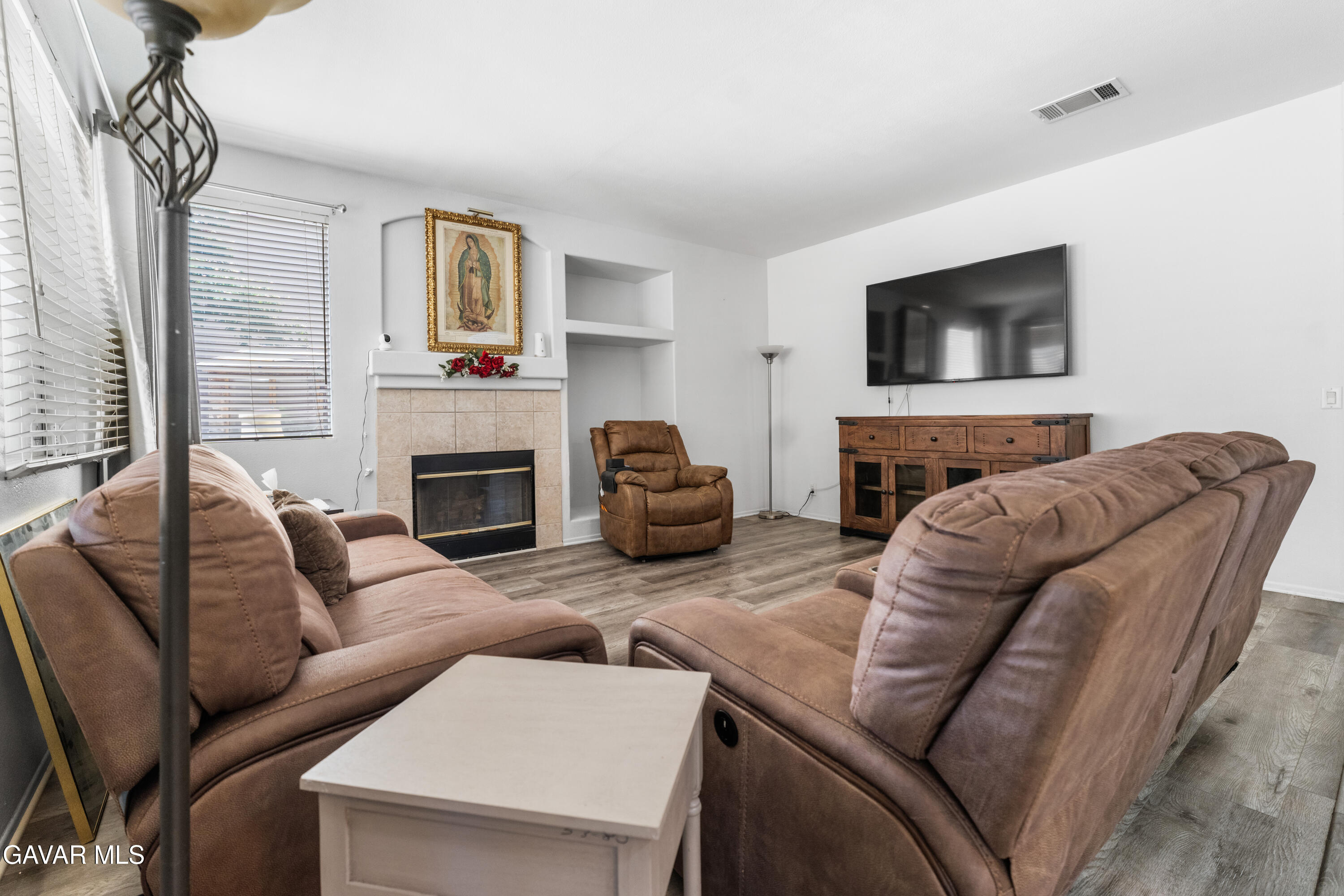 4040 Cobble Court Palmdale, CA 93551 - Photo 5 of 41 DSC07354