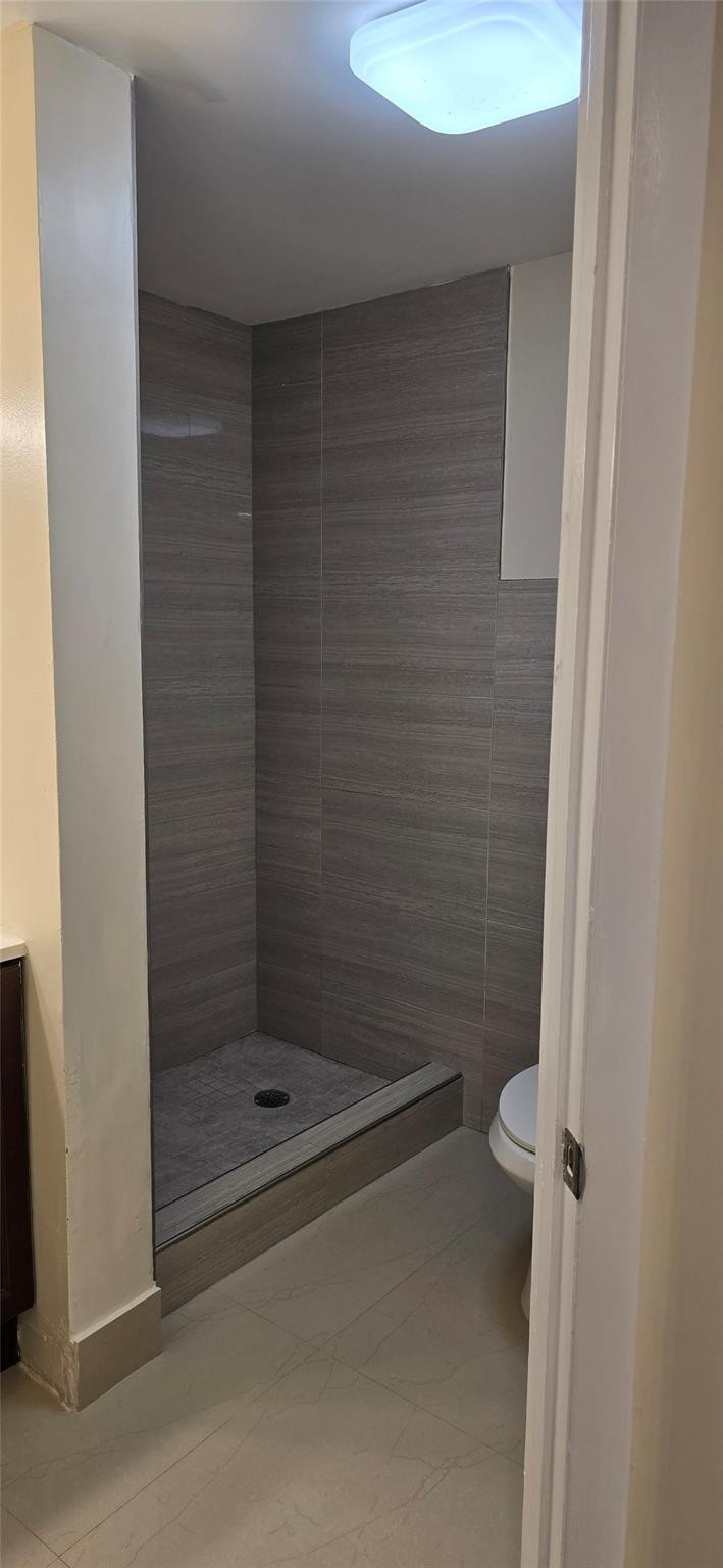 8000 South Colony Circle, Unit 309 Tamarac, FL 33321 - Photo 13 of 16 a bathroom with a bath tub