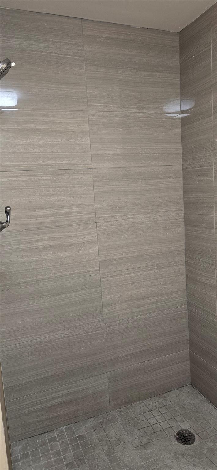 8000 South Colony Circle, Unit 309 Tamarac, FL 33321 - Photo 14 of 16 a bathroom with a shower