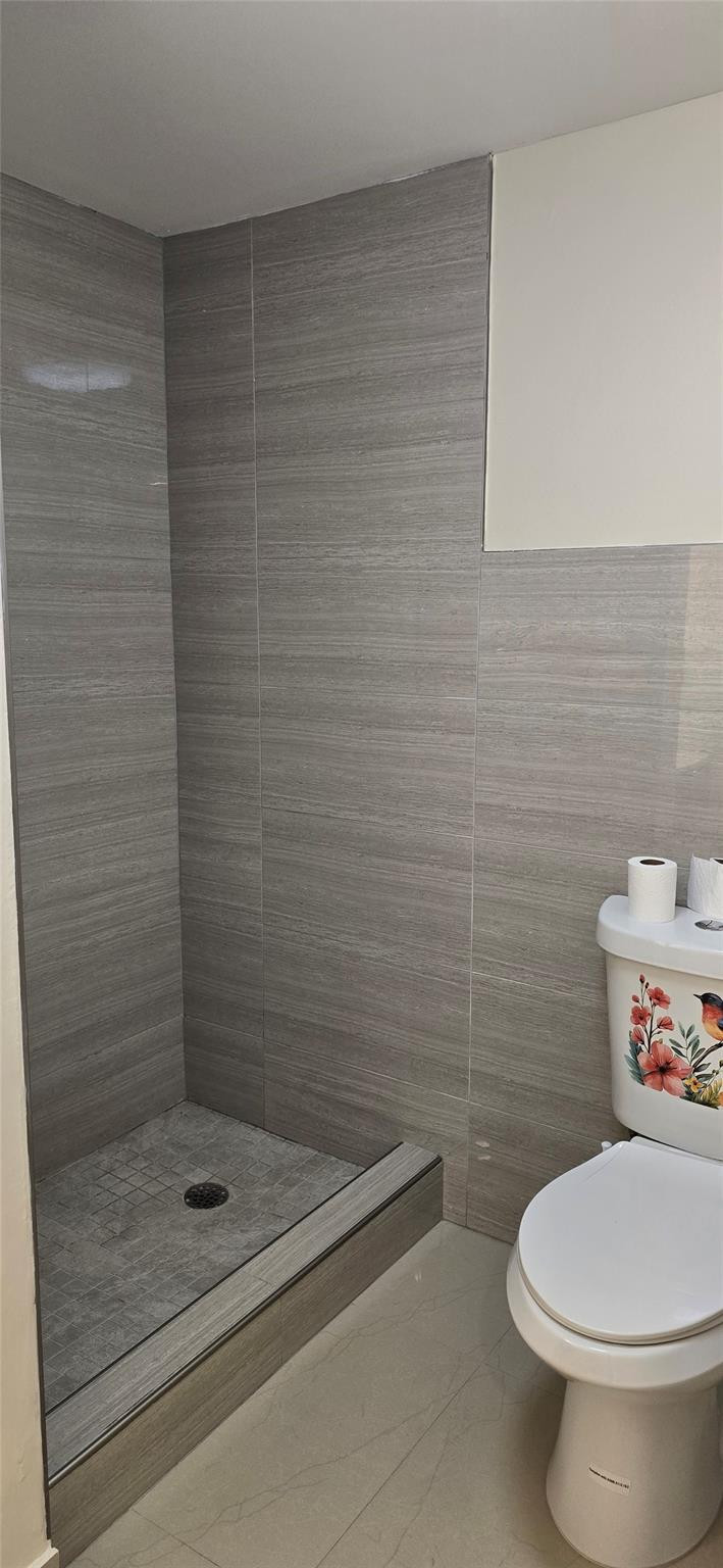 8000 South Colony Circle, Unit 309 Tamarac, FL 33321 - Photo 15 of 16 a bathroom with a toilet and a shower