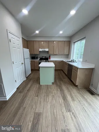 $3,295 | 5106 Observation Way, Alexandria, VA 22312