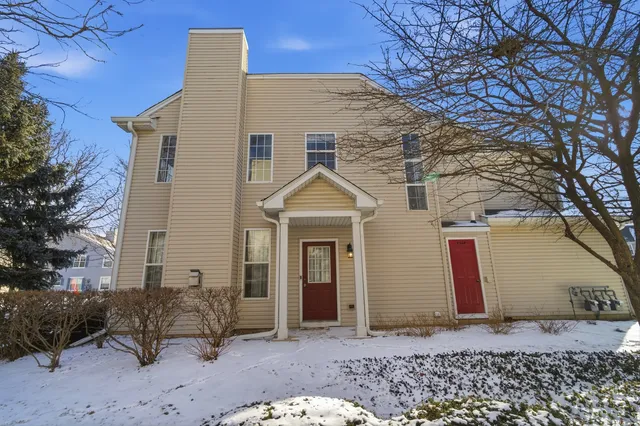 $2,500 | 1929 Golden Gate Lane, Naperville, IL 60563