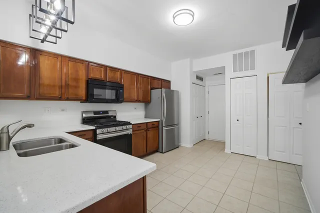 $2,500 | 1929 Golden Gate Lane, Naperville, IL 60563