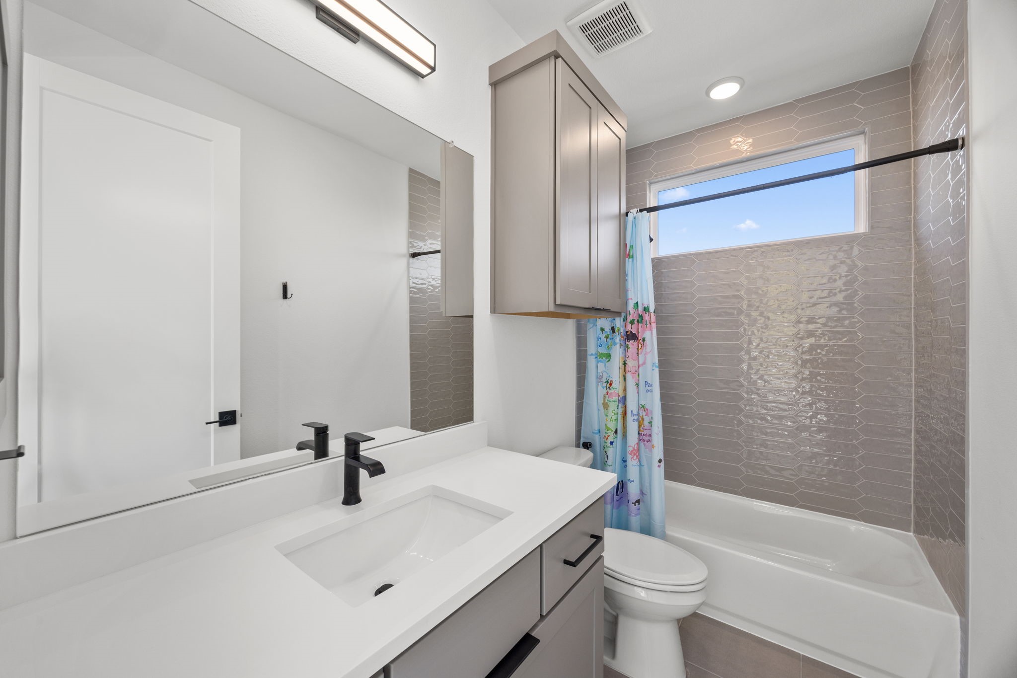 424 Redan Street Houston, TX 77009 - Photo 24 of 47 Third floor bathroom.
