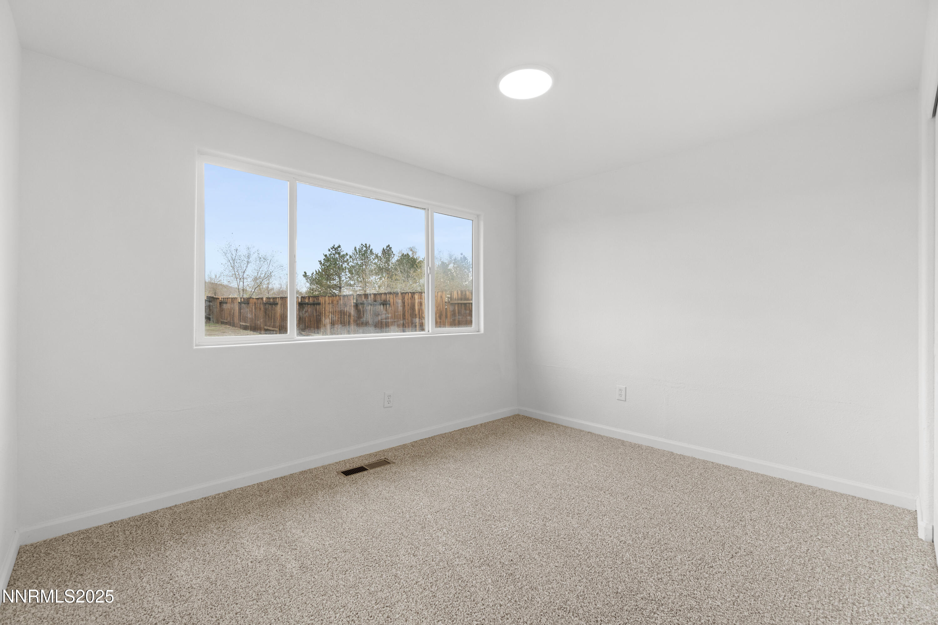 123 Shadow Mountain Drive Fernley, NV 89408 - Photo 19 of 28 an empty room with a window