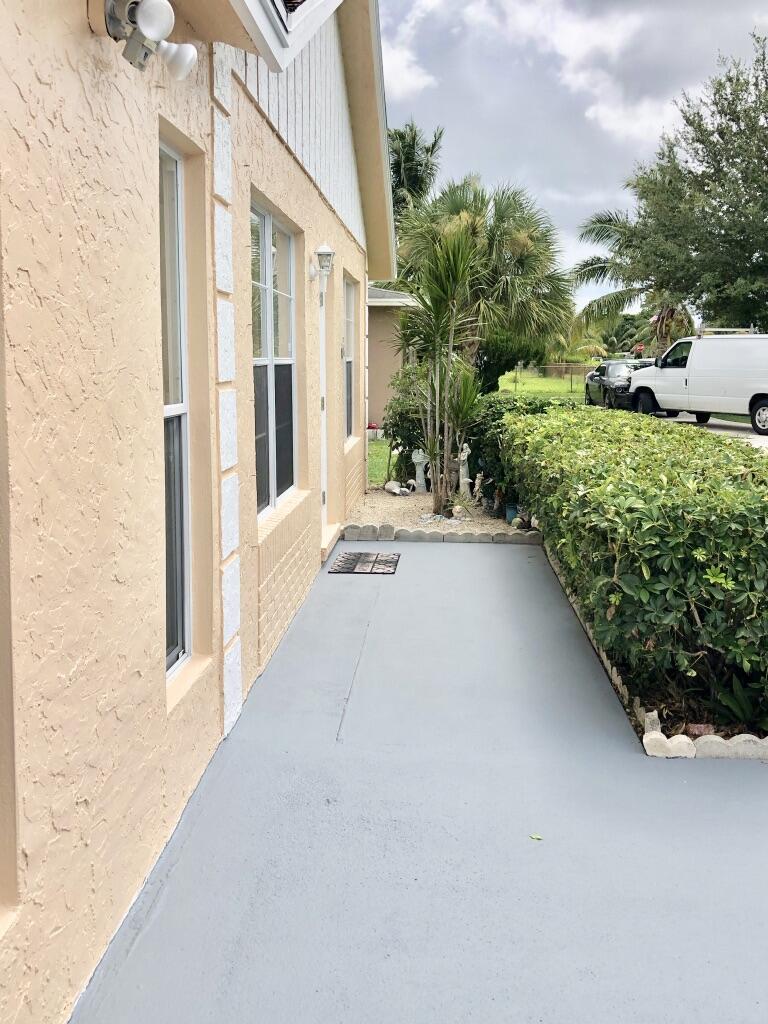 sideviewfrontofhouse