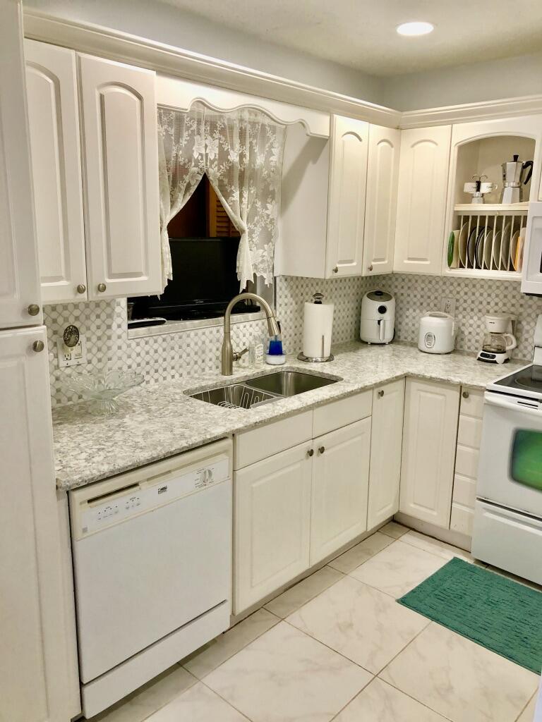5821 Mango Road West Palm Beach, FL 33413 - Photo 8 of 21 Kitchen