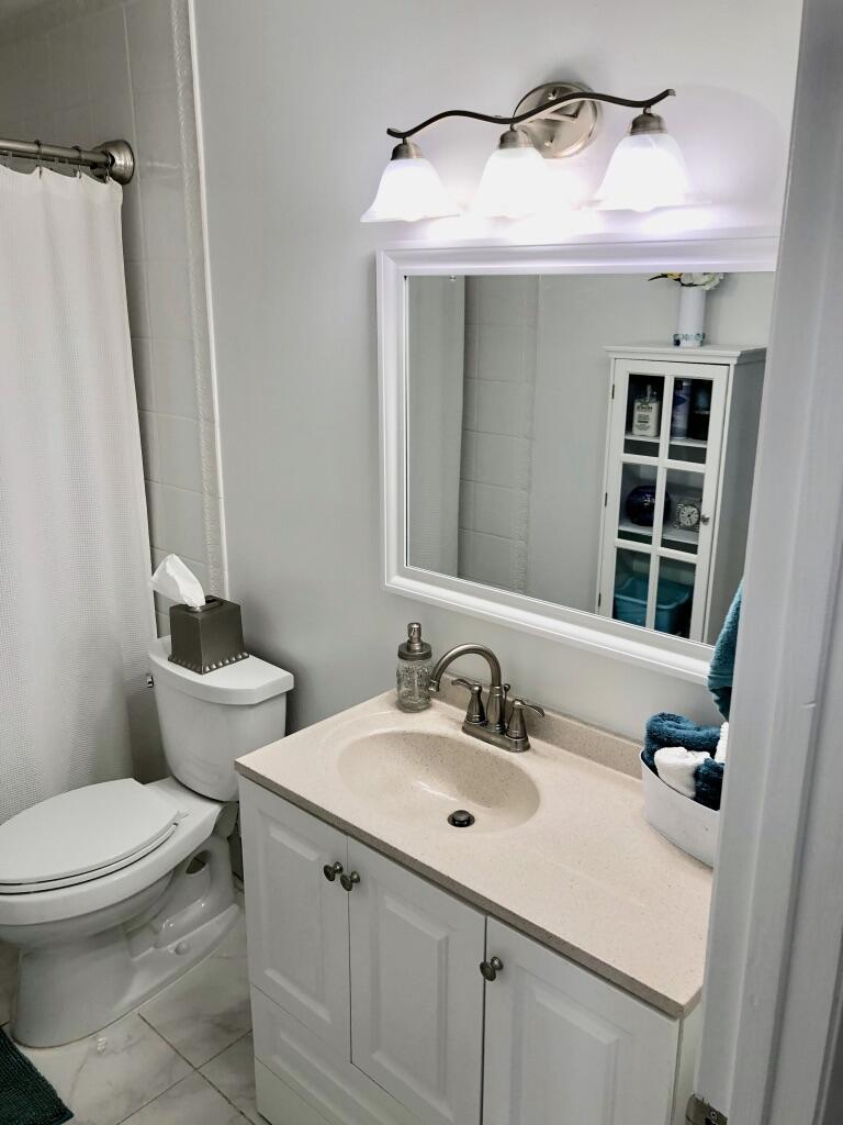 5821 Mango Road West Palm Beach, FL 33413 - Photo 10 of 21 Mainbath