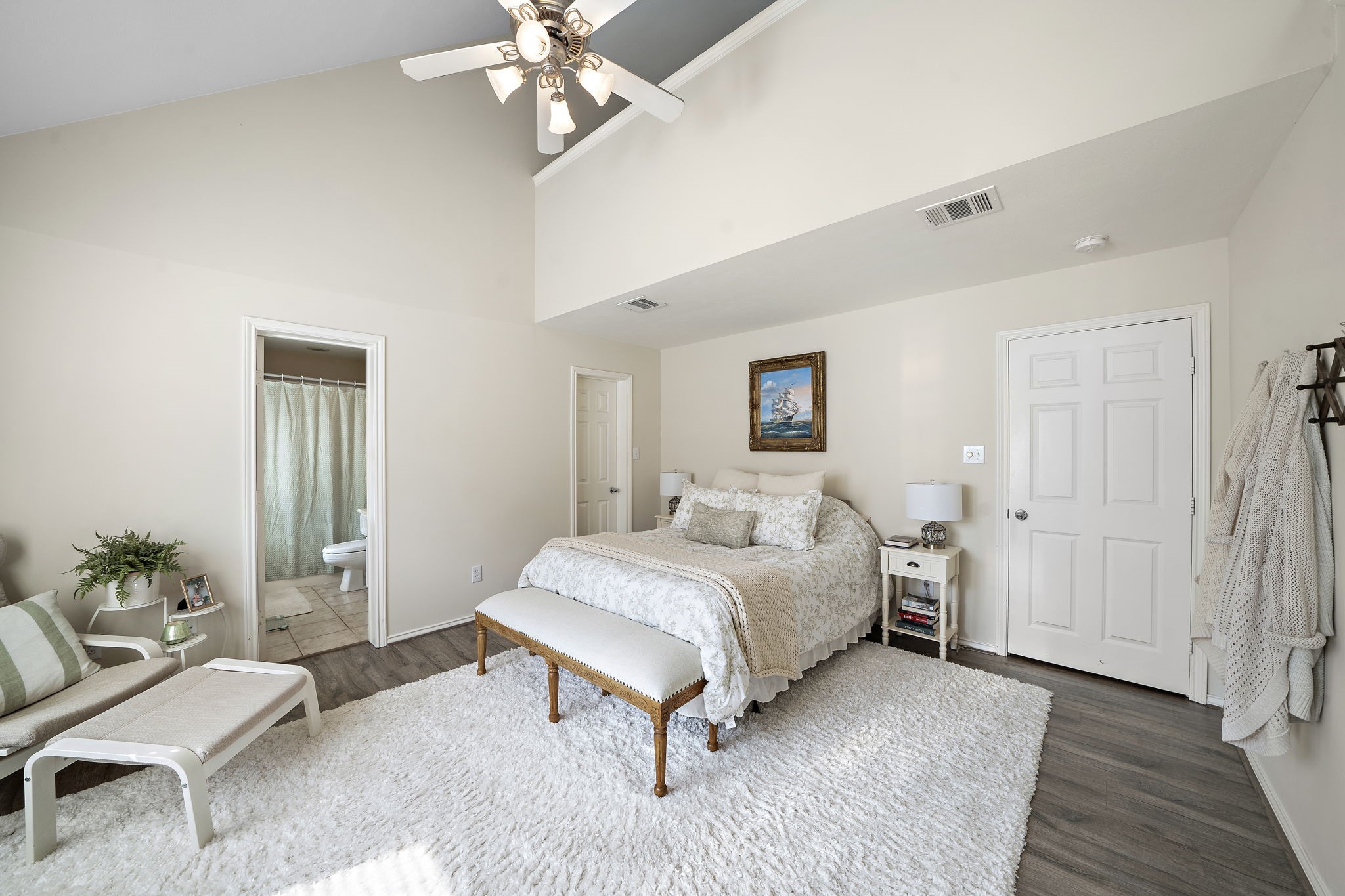 2915 Chenevert Street Houston, TX 77004 - Photo 7 of 15 Huge primary bedroom with large walk-in closet.