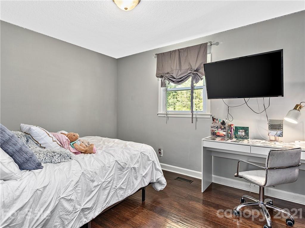 1726 North Rugby Road Hendersonville, NC 28791 - Photo 14 of 25 Gallery Image 14