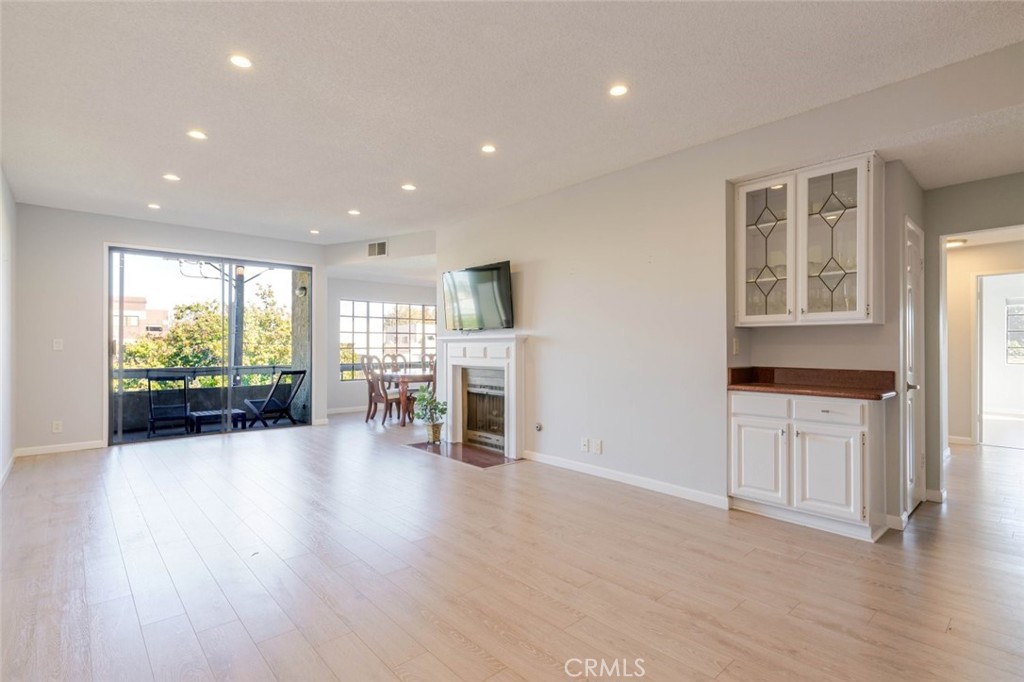 4430 Noble Avenue, Unit 202 Sherman Oaks, CA 91403 - Photo 17 of 36