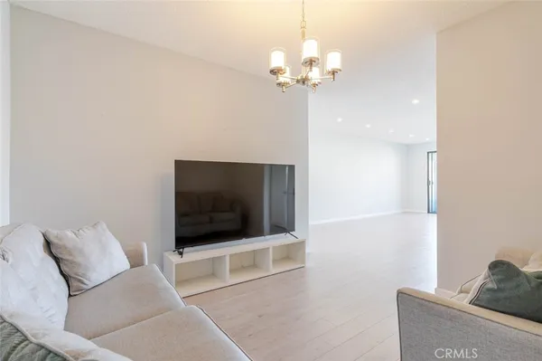 $4,100 | 4430 Noble Avenue, Unit 202, Sherman Oaks, CA 91403