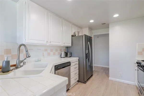 $4,100 | 4430 Noble Avenue, Unit 202, Sherman Oaks, CA 91403