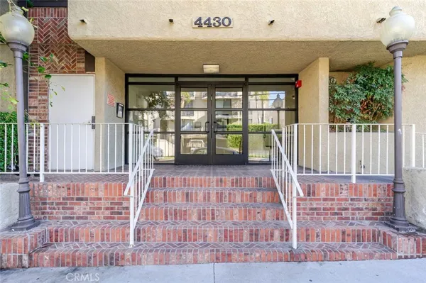$4,100 | 4430 Noble Avenue, Unit 202, Sherman Oaks, CA 91403