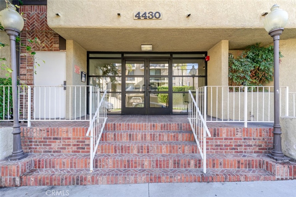 4430 Noble Avenue, Unit 202 Sherman Oaks, CA 91403 - Photo 8 of 36