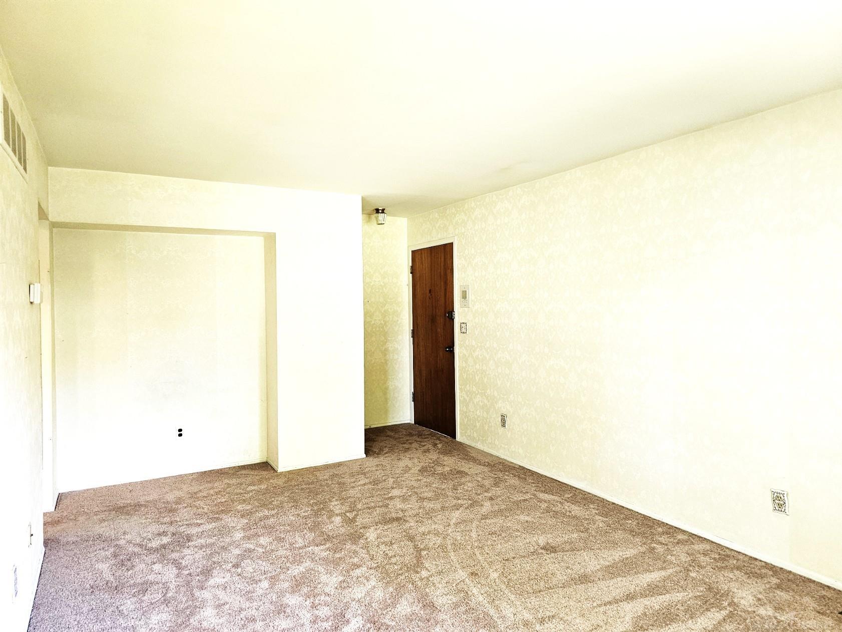 29498 Hoover Road Warren, MI 48093 - Photo 4 of 27 TV or Bar Nook