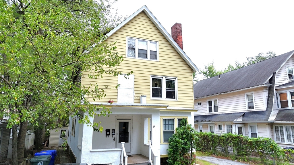 a view of a house with a yard