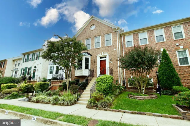 $699,900 | 6211 Glenshire Row, Alexandria, VA 22315