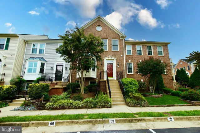$699,900 | 6211 Glenshire Row, Alexandria, VA 22315
