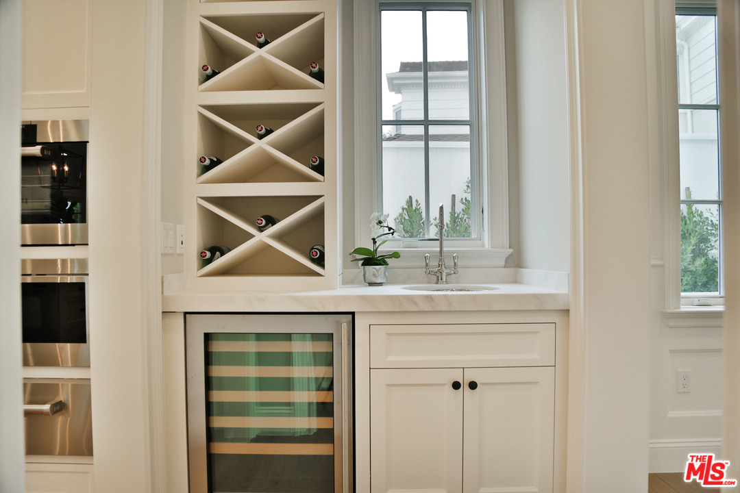 2770 Forrester Drive Los Angeles, CA 90064 - Photo 10 of 49