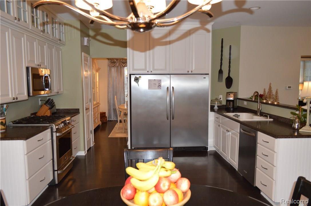 742 Caribou Court Rochester, MI 48307 - Photo 12 of 58 Kitchen