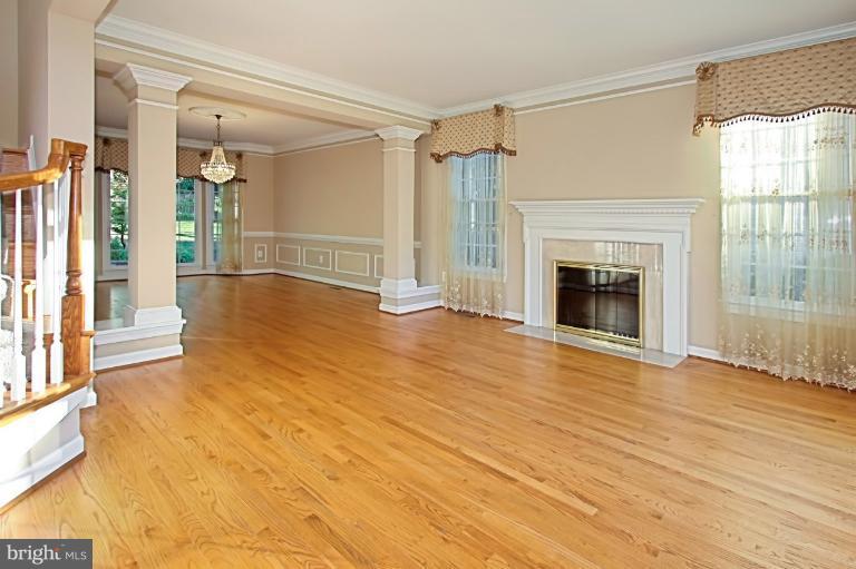 7438 Spring Summit Road Springfield, VA 22150 - Photo 5 of 30 Living Room