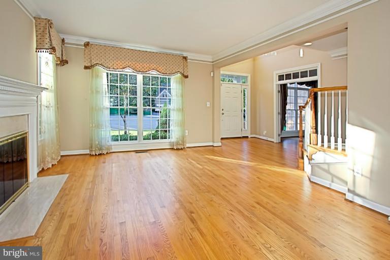 7438 Spring Summit Road Springfield, VA 22150 - Photo 6 of 30 Living Room