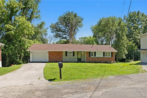 $225,000 | 12 Highwood Circle, Belleville, IL 62223