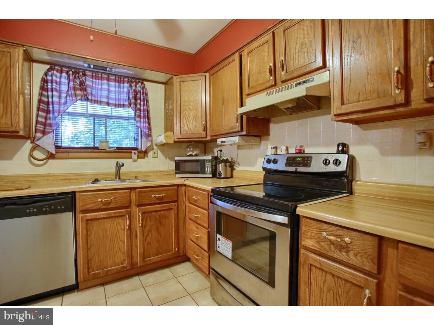 1213 Fox Run Reading, PA 19606 - Photo 11 of 22 Kitchen