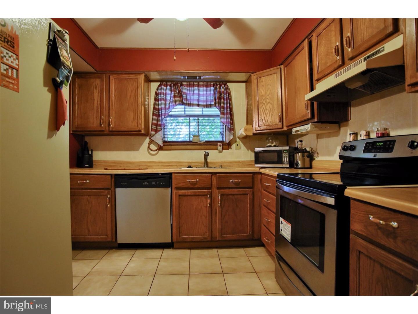 1213 Fox Run Reading, PA 19606 - Photo 13 of 22 Kitchen