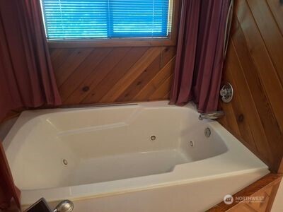 37896 Snake River Road Asotin, WA 99402 - Photo 17 of 23 a bathroom with a bathtub