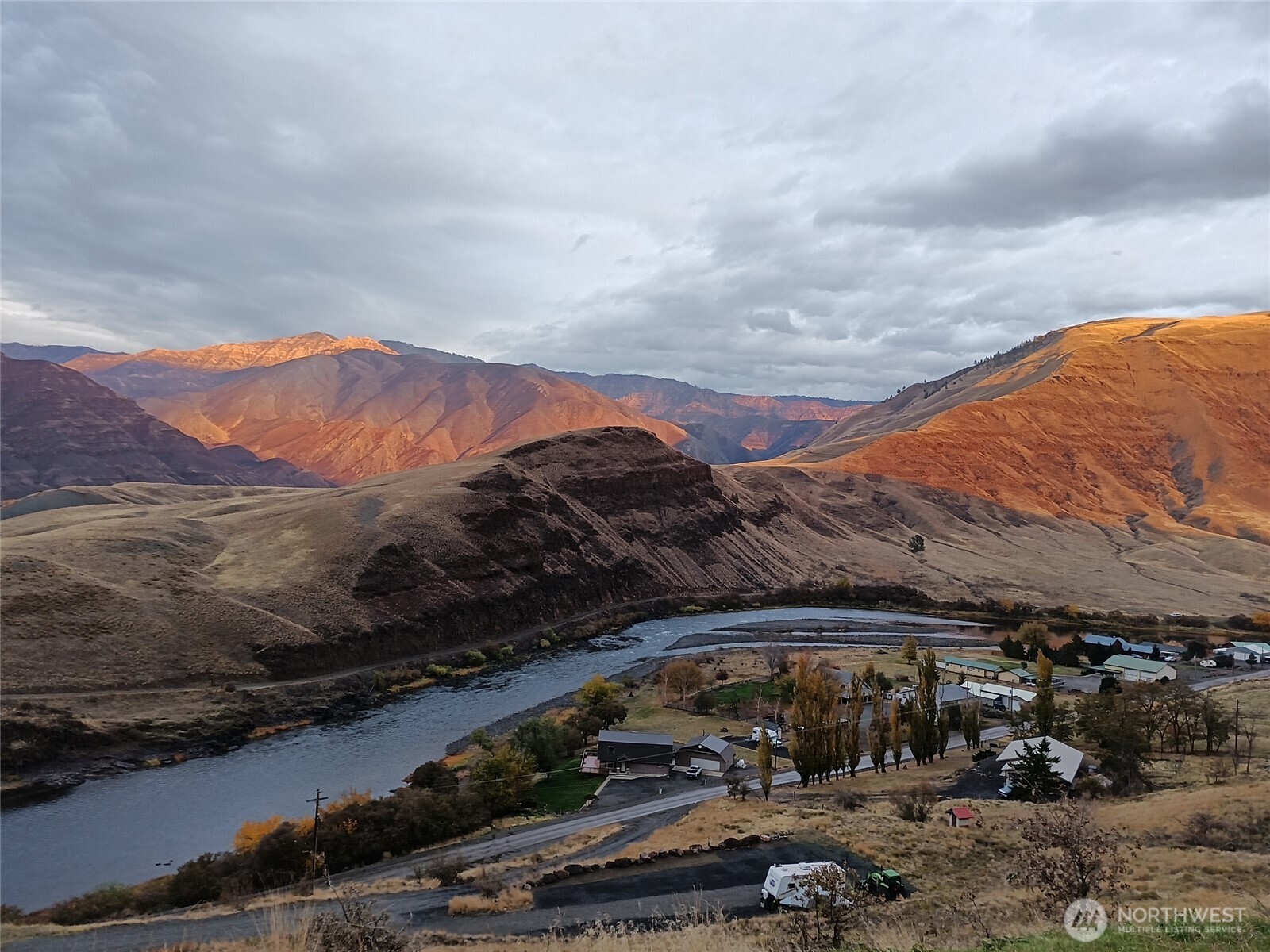 37896 Snake River Road Asotin, WA 99402 - Photo 6 of 23 a view of multiple houses with a road