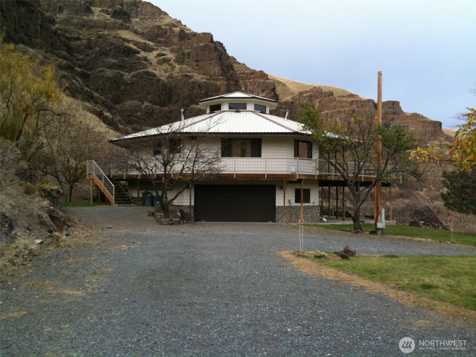 37896 Snake River Road Asotin, WA 99402 - Photo 7 of 23 a small pool with a table and chairs under an umbrella