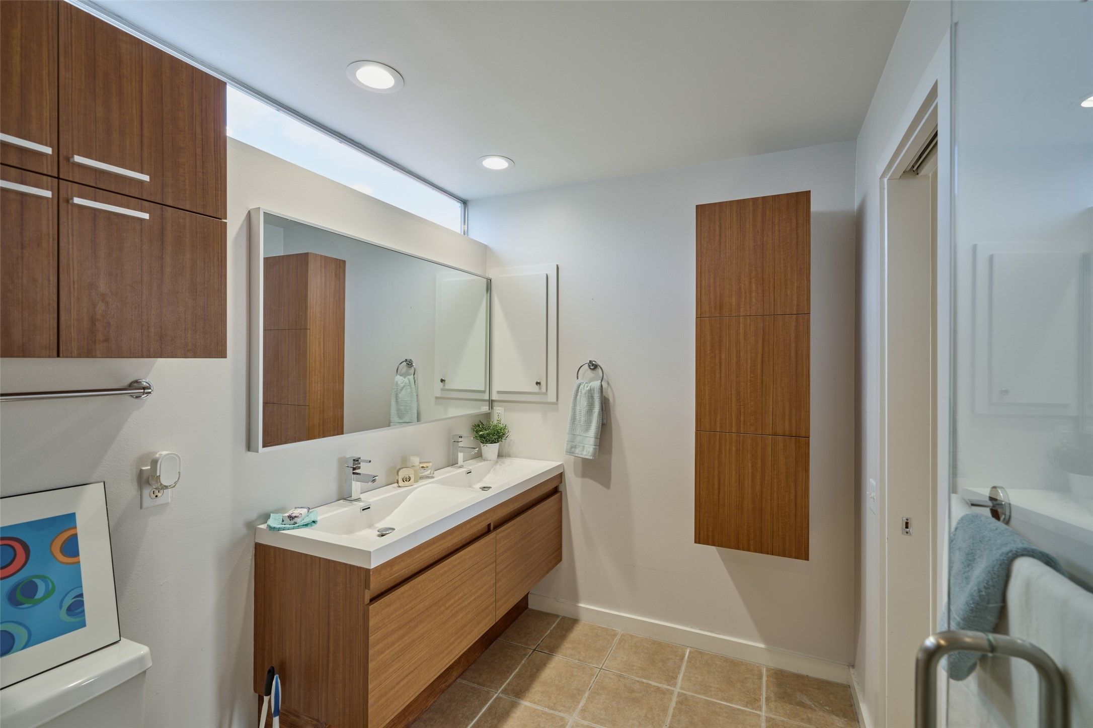 2811 Crawford Street Houston, TX 77004 - Photo 27 of 37 a bathroom with a sink and a mirror