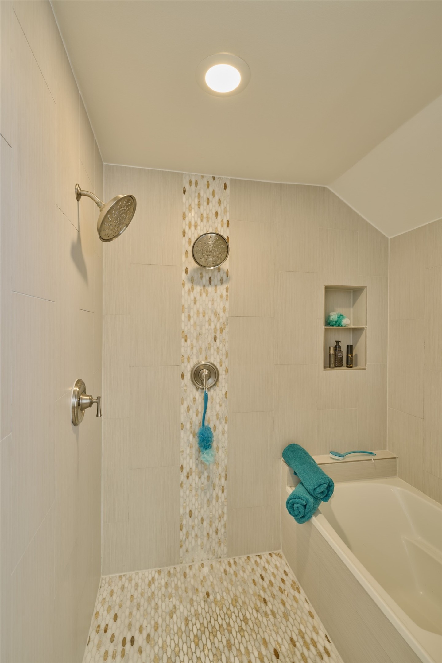 2811 Crawford Street Houston, TX 77004 - Photo 29 of 37 a bathroom with a bathtub and shower
