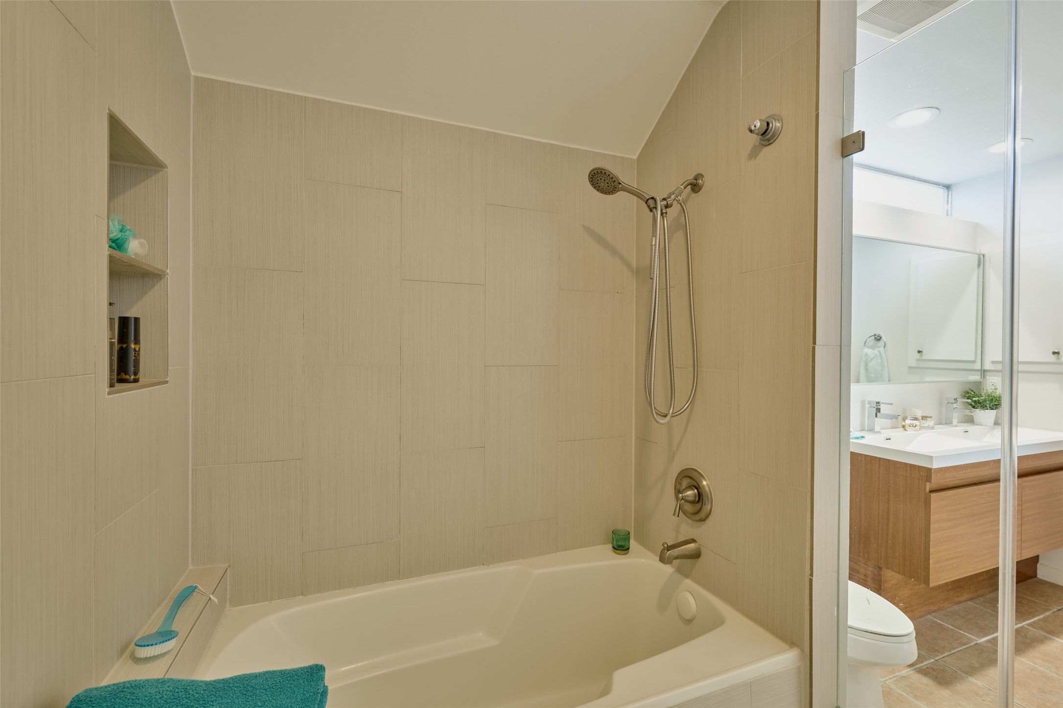 2811 Crawford Street Houston, TX 77004 - Photo 30 of 37 a bathroom with a bathtub and shower