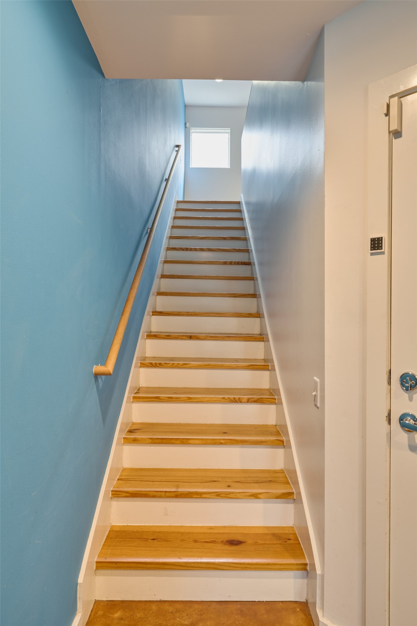 2811 Crawford Street Houston, TX 77004 - Photo 6 of 37 a view of entryway