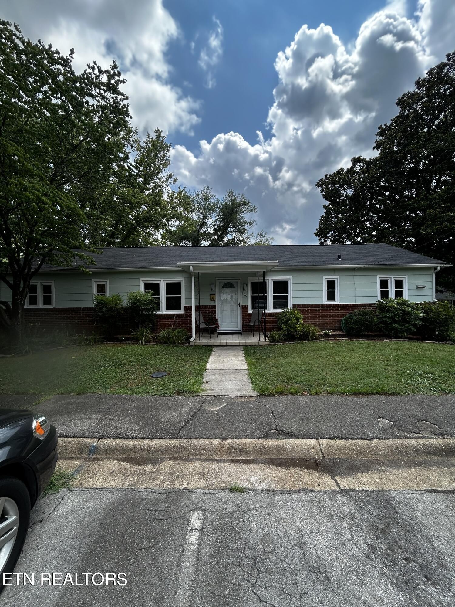 109 Hickory Place Oak Ridge, TN 37830 - Photo 1 of 23
