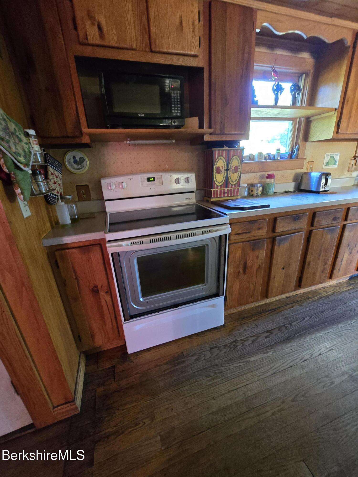 266 Robillard Road Stamford, VT 05352 - Photo 15 of 45 Electric Range