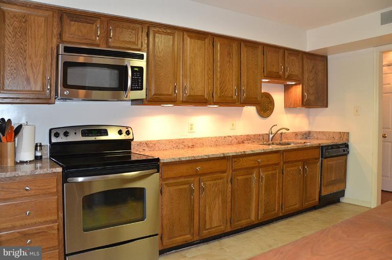 1410 Church Hill Place, Unit 1410 Reston, VA 20194 - Photo 5 of 26 Kitchen